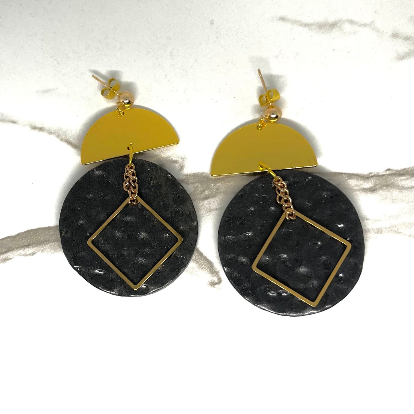 Earring black and gold circle